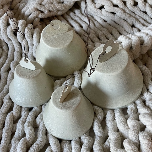 SET OF 4 METAL OFF WHITE GLITTER CHRISTMAS BELLS - Picture 2 of 9